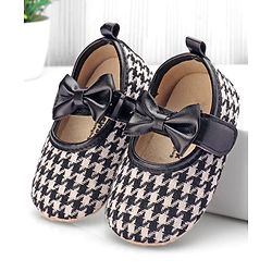 Cute Walk by Babyhug Velcro Closure Booties Bow Applique - Black