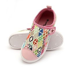 Cute Walk by Babyhug Casual Shoes With Velcro Closure Geometric Print - Light Pink