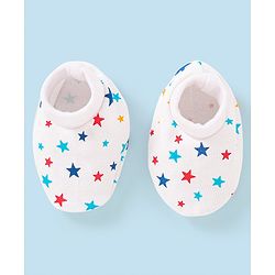 Babyhug 100% Cotton Stars Printed Cap Mittens & Booties - Cap Diameter 13 cm
