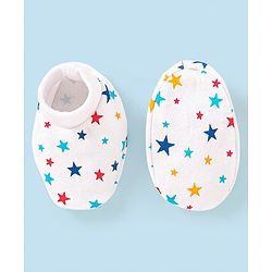 Babyhug 100% Cotton Stars Printed Cap Mittens & Booties - Cap Diameter 13 cm