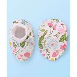 Babyhug 100% Cotton Cap Mitten & Booties Floral Print White- Diameter 9.5 cm