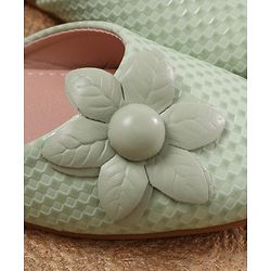 Cute Walk by Babyhug Bellies with Buckle Closure Floral Applique - Pink
