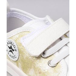 Cute Walk by Babyhug Velcro Closure Casual Shoes - Off White