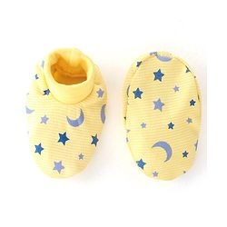 Babyhug 100% Cotton Cap Mittens & Booties Moon & Stars Print Yellow- Diameter 9.5 cm