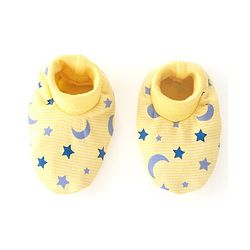 Babyhug 100% Cotton Cap Mittens & Booties Moon & Stars Print Yellow- Diameter 9.5 cm