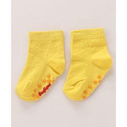 Cutewalk by Babyhug Cotton Anti-Bacterial Anti-Skid Ankle Length Striped & Giraffe Design Socks Pack of 3 - Yellow & Grey