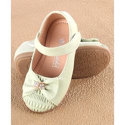 Cute Walk by Babyhug Bellies with Velcro Closure & Bow Applique - Green