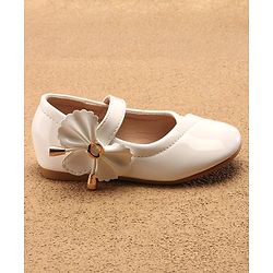 Cute Walk by Babyhug Velcro Closure Bellies with Bow Applique - White