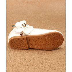 Cute Walk by Babyhug Velcro Closure Bellies with Bow Applique - White