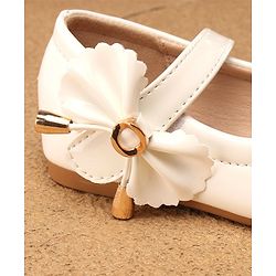Cute Walk by Babyhug Velcro Closure Bellies with Bow Applique - White