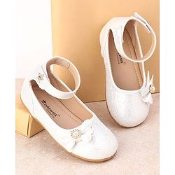 Cute Walk by Babyhug Velcro Closure Bellies with Bow - White