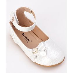 Cute Walk by Babyhug Velcro Closure Bellies with Bow - White