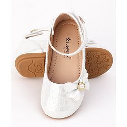 Cute Walk by Babyhug Velcro Closure Bellies with Bow - White