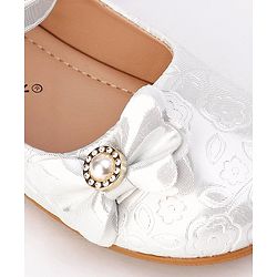Cute Walk by Babyhug Velcro Closure Bellies with Bow - White