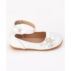 Cute Walk by Babyhug Velcro Closure Bellies with Bow - White
