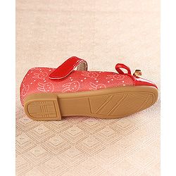Cute Walk by Babyhug Velcro Closure Bellies with Bow - Red