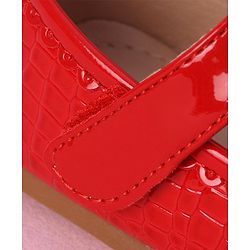 Cute Walk by Babyhug Velcro Closure Bellies with Bow Applique - Red