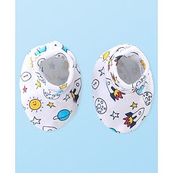 Babyhug 100% Cotton Knitted Cap Mittens & Booties with Space Print- White