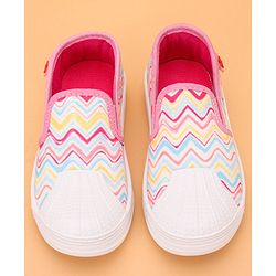 Cute Walk by Babyhug Slip On Casual Shoes Chevron Print - Pink