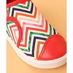 Cute Walk by Babyhug Casual Shoes With Velcro Closure Chevron Print- Dark Pink