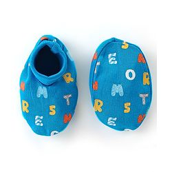 Babyhug 100% Cotton Knit Cap Mittens And Booties Alphabet Print - Blue