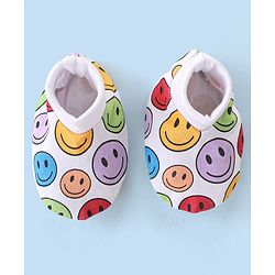 Babyhug 100% Cotton Knit Cap Mittens And Booties Smiley Print - Multicolor