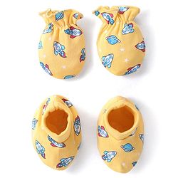 Babyhug 100% Cotton Knit Rocket Printed Mittens & Booties Set - Yellow