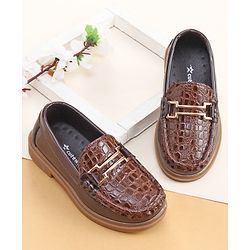 Cute Walk by Babyhug Slip On Loafer Shoes With Textured Design - Brown