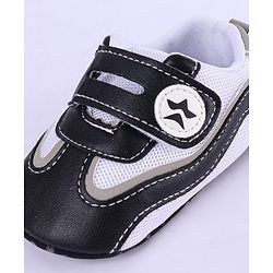 Cute Walk by Babyhug Colour Blocked Velcro Closure Booties - Black