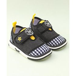 Cute Walk by Babyhug Musical Casual Shoes with Velcro Closure- Black