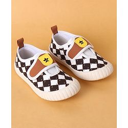 Cute Walk by Babyhug Casual Shoes with Velcro Closure & Checks Design - Brown