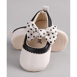Cute Walk by Babyhug Booties with Velcro Closure & Bow Applique - Black