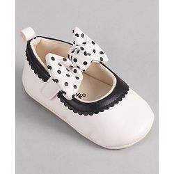 Cute Walk by Babyhug Booties with Velcro Closure & Bow Applique - Black