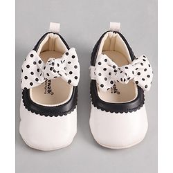 Cute Walk by Babyhug Booties with Velcro Closure & Bow Applique - Black