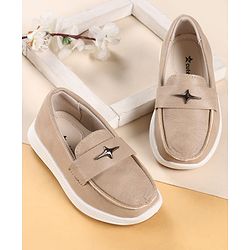 Cute Walk by Babyhug Solid Color Loafers with 3D Applique - Brown