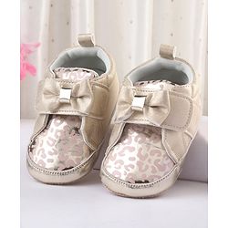 Cute Walk by Babyhug Booties With Velcro Closure & Bow Applique - Pink