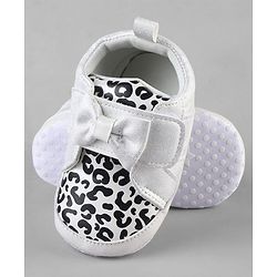 Cute Walk by Babyhug Booties With Velcro Closure & Bow Applique - Pink