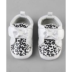 Cute Walk by Babyhug Booties With Velcro Closure & Bow Applique - Pink