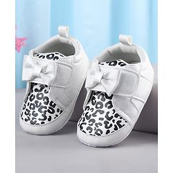 Cute Walk by Babyhug Booties With Velcro Closure & Bow Applique - Pink