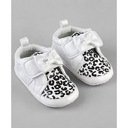 Cute Walk by Babyhug Booties With Velcro Closure & Bow Applique - Pink