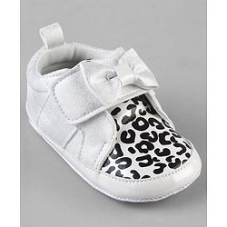 Cute Walk by Babyhug Booties With Velcro Closure & Bow Applique - Pink