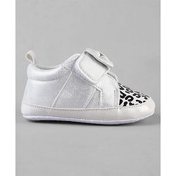 Cute Walk by Babyhug Booties With Velcro Closure & Bow Applique - Pink