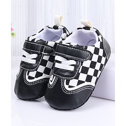 Cute Walk by Babyhug Booties With Velcro Closure & Checks Print - Brown