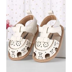 Cute Walk by Babyhug Velcro Closure Solid Booties - Pink