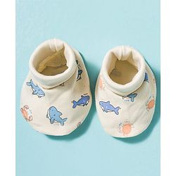 Babyhug 100% Cotton Knit Cap Mittens & Booties With Shark Print Multicolor - Diameter 17 cm