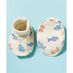 Babyhug 100% Cotton Knit Cap Mittens & Booties With Shark Print Multicolor - Diameter 17 cm