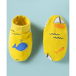 Babyhug 100% Cotton Knit Cap Mittens & Booties with Whale Print Multicolor - Diameter 10 cm