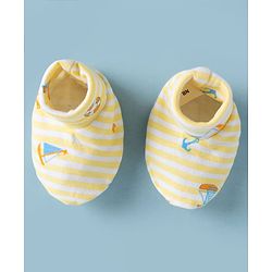 Babyhug 100% Cotton Interlock Knit Cap Mittens & Booties Set With Nautical Print Lemon - Diameter 8 cm
