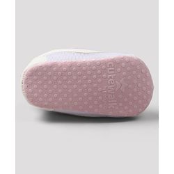 Cute Walk by Babyhug Velcro Closure Solid Booties - Pink