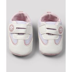 Cute Walk by Babyhug Velcro Closure Solid Booties - Pink